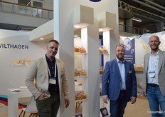 Koen Wilthagen, Frank Wilthagen en Arie Otte bij Wilthagen uit Tholen. Zij produceren o.a. biologische kroepoek. 